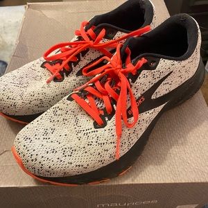 Brooks Running Shoes Size 10 excellent condition